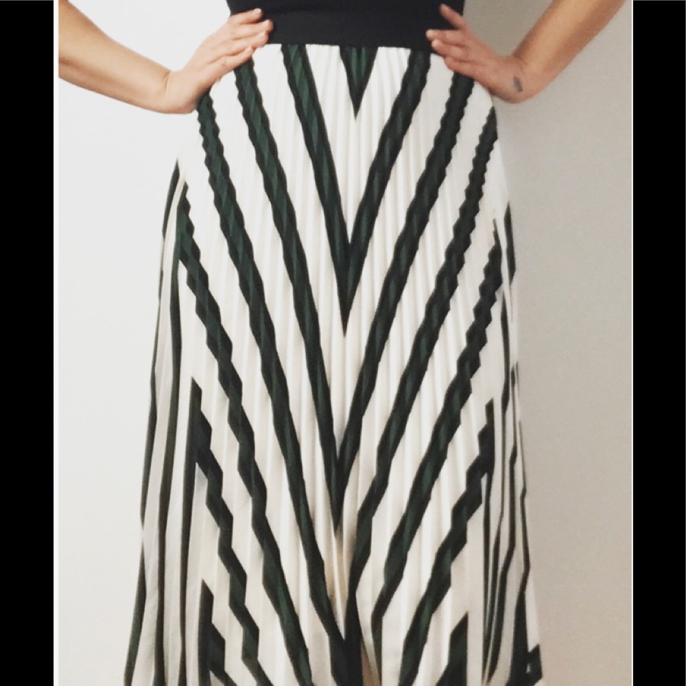 H&M Skirt Size S can for size 10 figure too